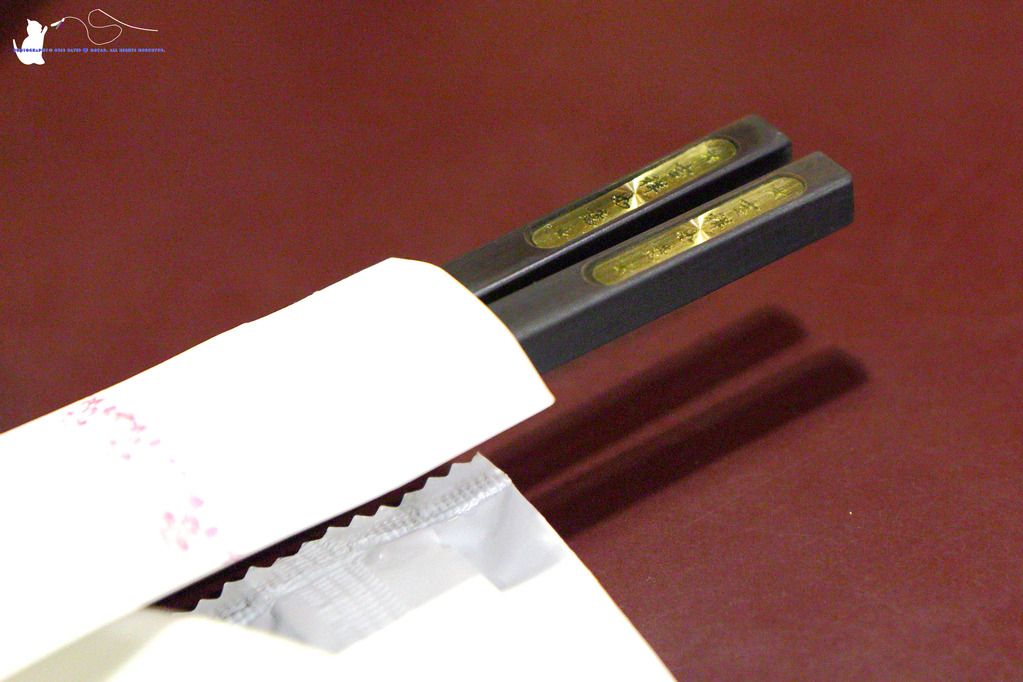 [食記] 台中 西區 || 十八梯麻辣鍋店 || 麻辣鴛鴦鍋的套餐式饗宴，精巧吃很飽