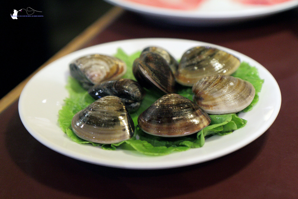[食記] 台中 西區 || 十八梯麻辣鍋店 || 麻辣鴛鴦鍋的套餐式饗宴，精巧吃很飽