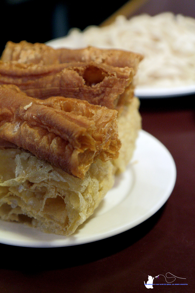 [食記] 台中 西區 || 十八梯麻辣鍋店 || 麻辣鴛鴦鍋的套餐式饗宴，精巧吃很飽