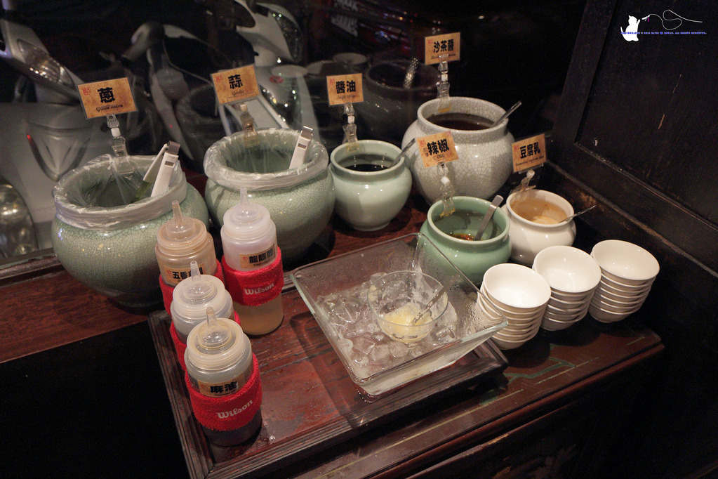 [食記] 台中 西區 || 十八梯麻辣鍋店 || 麻辣鴛鴦鍋的套餐式饗宴，精巧吃很飽