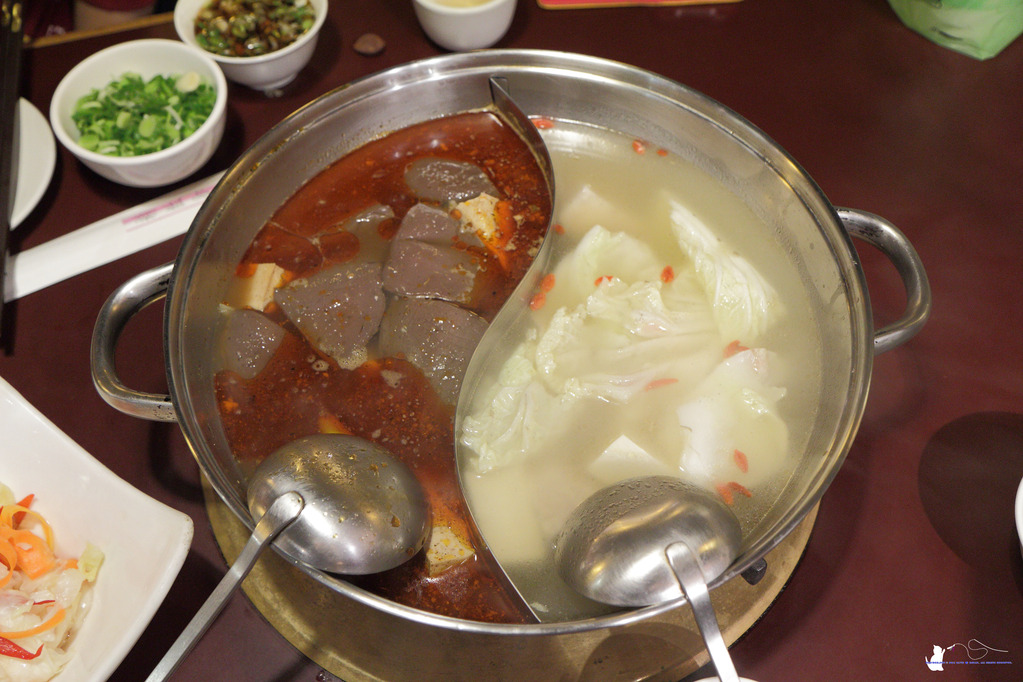 [食記] 台中 西區 || 十八梯麻辣鍋店 || 麻辣鴛鴦鍋的套餐式饗宴，精巧吃很飽