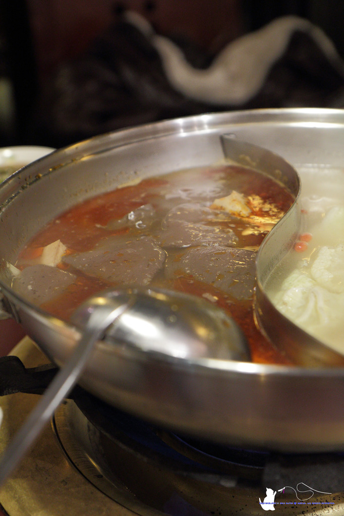 [食記] 台中 西區 || 十八梯麻辣鍋店 || 麻辣鴛鴦鍋的套餐式饗宴，精巧吃很飽