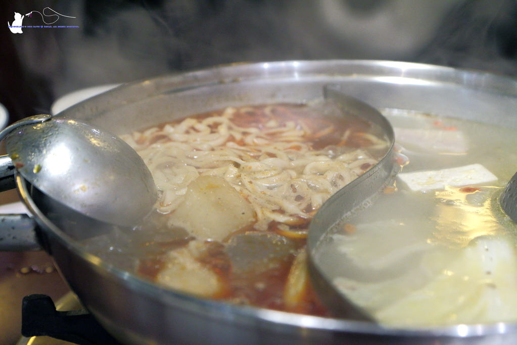 [食記] 台中 西區 || 十八梯麻辣鍋店 || 麻辣鴛鴦鍋的套餐式饗宴，精巧吃很飽