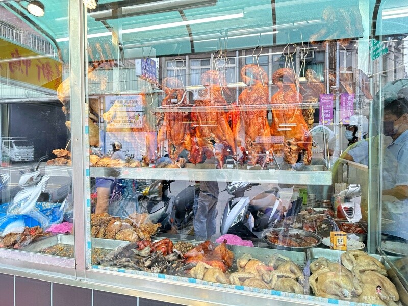 新鴨庄 新莊超人氣燒臘便當 但最強的是炸雞腿飯！