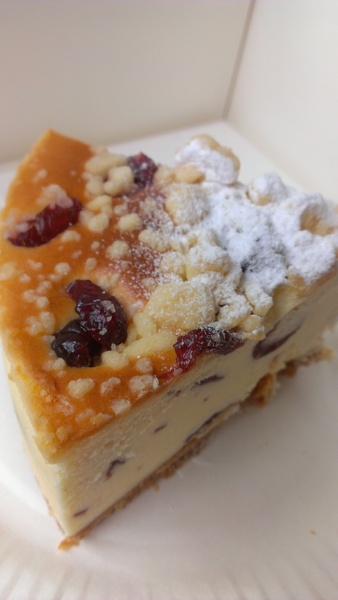 橘村屋/kitsumuraya(微風台北車站店)：[食]橘村屋kitsumuraya(微風台北車站店) [法式草莓派+酒釀蔓越莓乳酪]