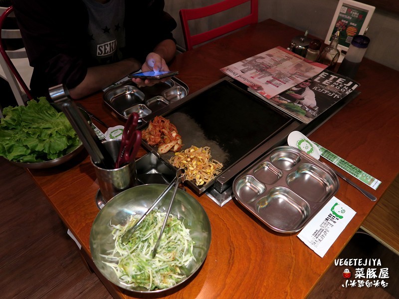 【捷運六張犁站】VEGETEJIYA菜豚屋(信義店)~來自日本的超強韓式烤肉,有機生菜免費吃到飽!!