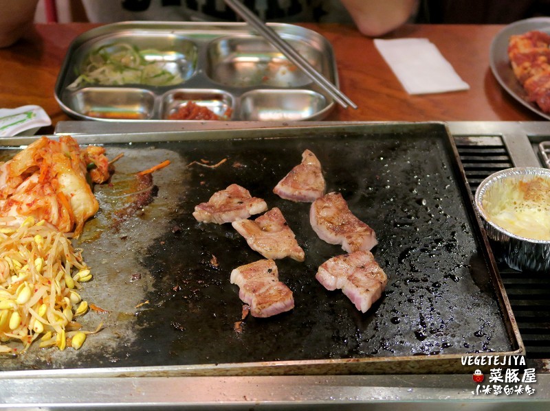【捷運六張犁站】VEGETEJIYA菜豚屋(信義店)~來自日本的超強韓式烤肉,有機生菜免費吃到飽!!