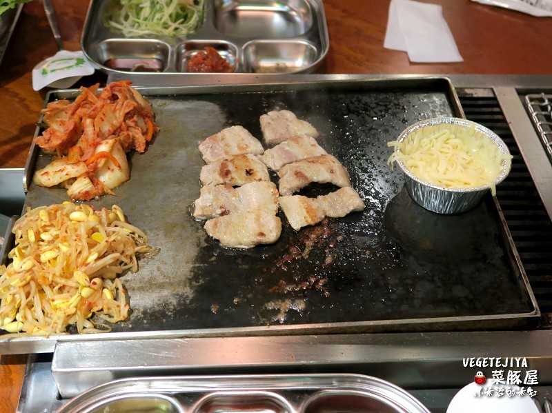 【捷運六張犁站】VEGETEJIYA菜豚屋(信義店)~來自日本的超強韓式烤肉,有機生菜免費吃到飽!!