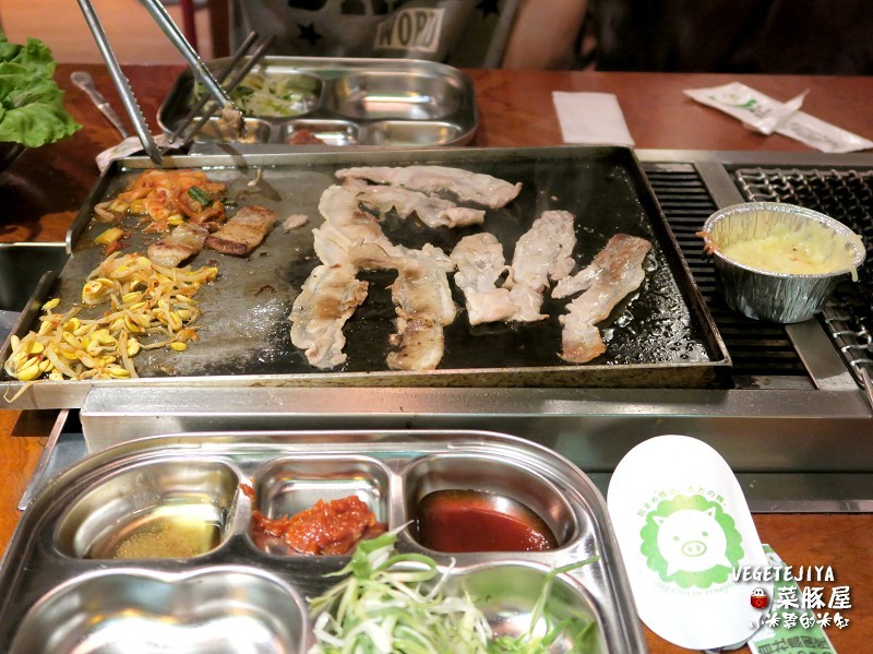 【捷運六張犁站】VEGETEJIYA菜豚屋(信義店)~來自日本的超強韓式烤肉,有機生菜免費吃到飽!!