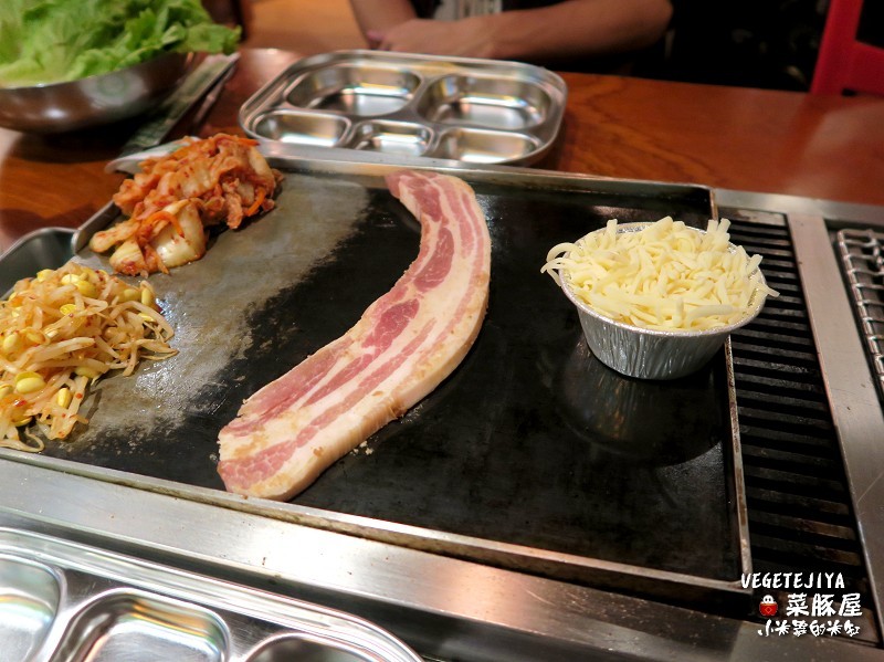 【捷運六張犁站】VEGETEJIYA菜豚屋(信義店)~來自日本的超強韓式烤肉,有機生菜免費吃到飽!!