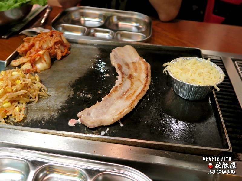 【捷運六張犁站】VEGETEJIYA菜豚屋(信義店)~來自日本的超強韓式烤肉,有機生菜免費吃到飽!!