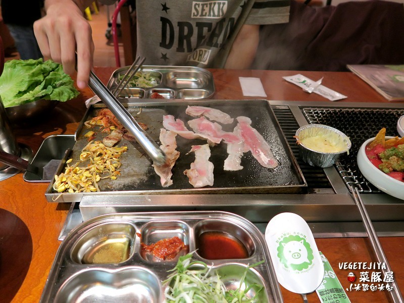 【捷運六張犁站】VEGETEJIYA菜豚屋(信義店)~來自日本的超強韓式烤肉,有機生菜免費吃到飽!!