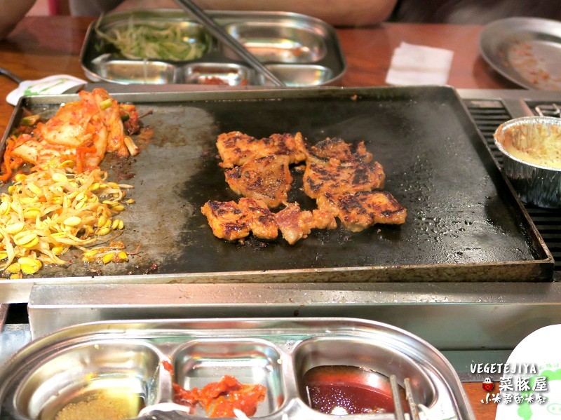 【捷運六張犁站】VEGETEJIYA菜豚屋(信義店)~來自日本的超強韓式烤肉,有機生菜免費吃到飽!!