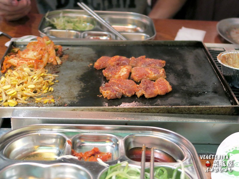【捷運六張犁站】VEGETEJIYA菜豚屋(信義店)~來自日本的超強韓式烤肉,有機生菜免費吃到飽!!