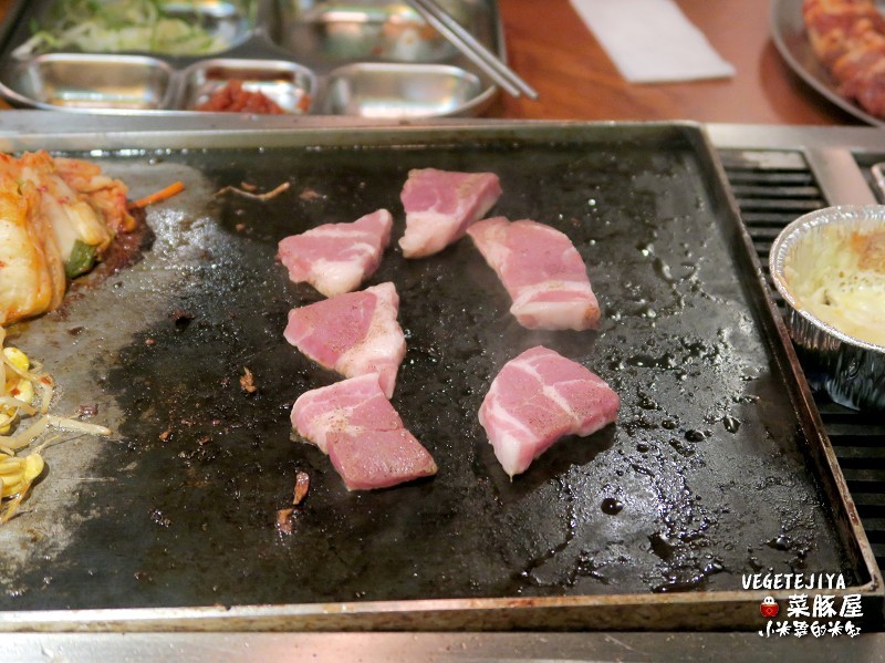 【捷運六張犁站】VEGETEJIYA菜豚屋(信義店)~來自日本的超強韓式烤肉,有機生菜免費吃到飽!!