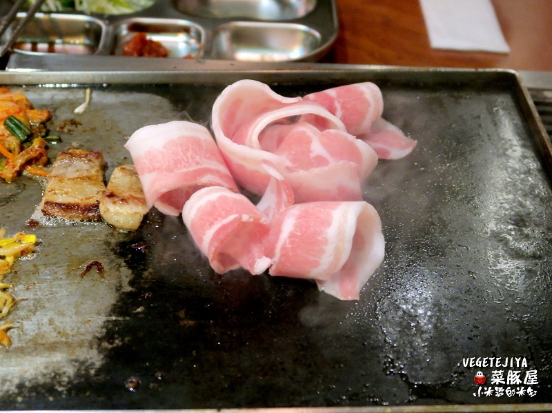 【捷運六張犁站】VEGETEJIYA菜豚屋(信義店)~來自日本的超強韓式烤肉,有機生菜免費吃到飽!!
