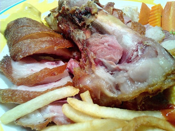 高雄空廚(台南新天地)：【中西區】高雄空廚。外皮酥脆，肉質紮實又入味的全家福脆皮德國豬腳