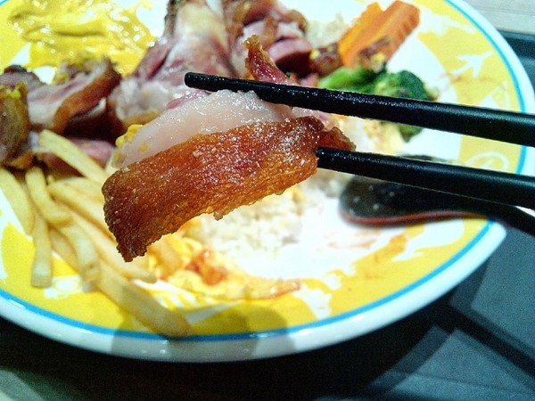 高雄空廚(台南新天地)：【中西區】高雄空廚。外皮酥脆，肉質紮實又入味的全家福脆皮德國豬腳