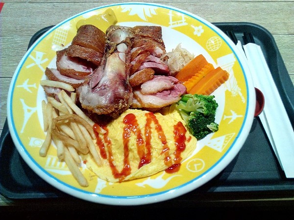 高雄空廚(台南新天地)：【中西區】高雄空廚。外皮酥脆，肉質紮實又入味的全家福脆皮德國豬腳