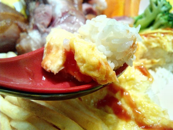 高雄空廚(台南新天地)：【中西區】高雄空廚。外皮酥脆，肉質紮實又入味的全家福脆皮德國豬腳