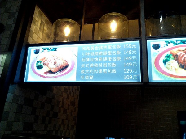 高雄空廚(台南新天地)：【中西區】高雄空廚。外皮酥脆，肉質紮實又入味的全家福脆皮德國豬腳