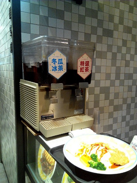 高雄空廚(台南新天地)：【中西區】高雄空廚。外皮酥脆，肉質紮實又入味的全家福脆皮德國豬腳