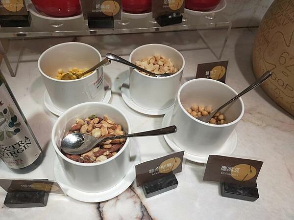 台北豐food海陸百匯~烤鴨港點~泰式料理~滿滿的各式超級豐