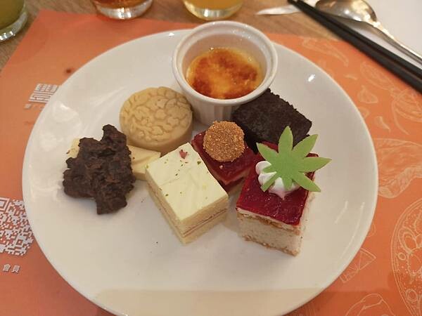 台北豐food海陸百匯~烤鴨港點~泰式料理~滿滿的各式超級豐