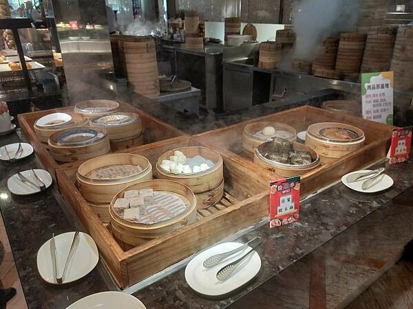 台北豐food海陸百匯~烤鴨港點~泰式料理~滿滿的各式超級豐