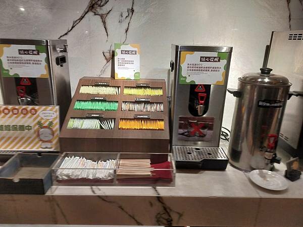 台北豐food海陸百匯~烤鴨港點~泰式料理~滿滿的各式超級豐