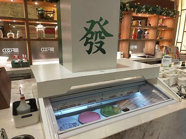 台北豐food海陸百匯~烤鴨港點~泰式料理~滿滿的各式超級豐