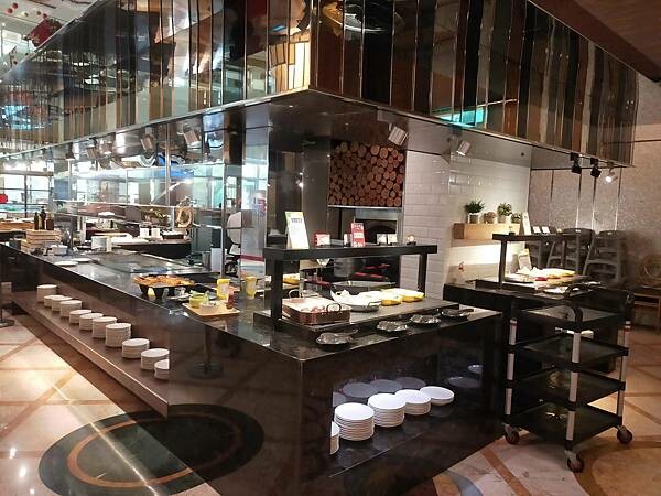 台北豐food海陸百匯~烤鴨港點~泰式料理~滿滿的各式超級豐