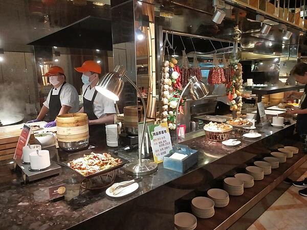 台北豐food海陸百匯~烤鴨港點~泰式料理~滿滿的各式超級豐