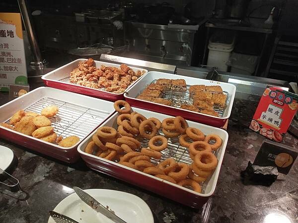 台北豐food海陸百匯~烤鴨港點~泰式料理~滿滿的各式超級豐