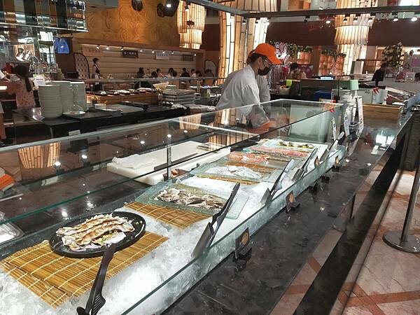 台北豐food海陸百匯~烤鴨港點~泰式料理~滿滿的各式超級豐