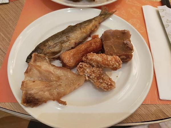 台北豐food海陸百匯~烤鴨港點~泰式料理~滿滿的各式超級豐