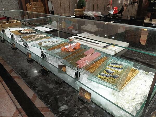 台北豐food海陸百匯~烤鴨港點~泰式料理~滿滿的各式超級豐