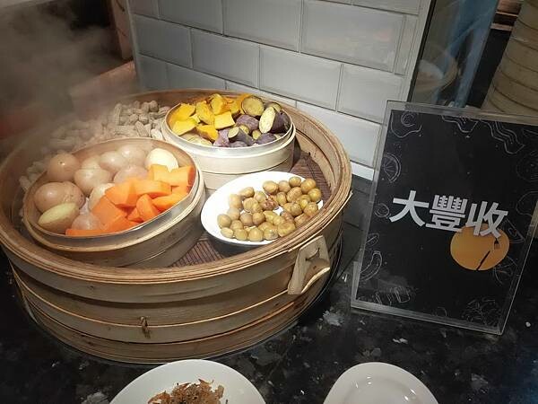 台北豐food海陸百匯~烤鴨港點~泰式料理~滿滿的各式超級豐