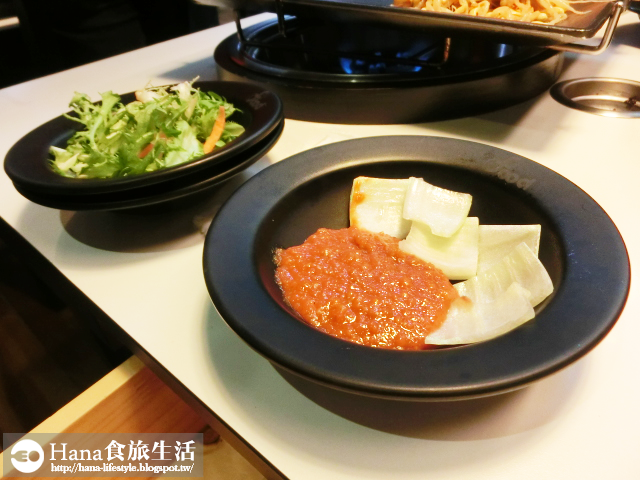 【台北大安】八色烤肉 palsaik | 韓國第一品牌 八種味道五花豬肉 吃到後面有點油膩 生菜、沙拉、泡菜吃到飽 起司炒飯必點