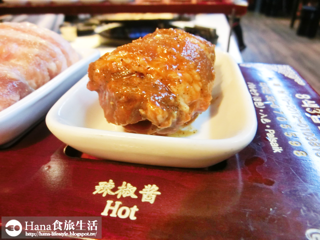 【台北大安】八色烤肉 palsaik | 韓國第一品牌 八種味道五花豬肉 吃到後面有點油膩 生菜、沙拉、泡菜吃到飽 起司炒飯必點