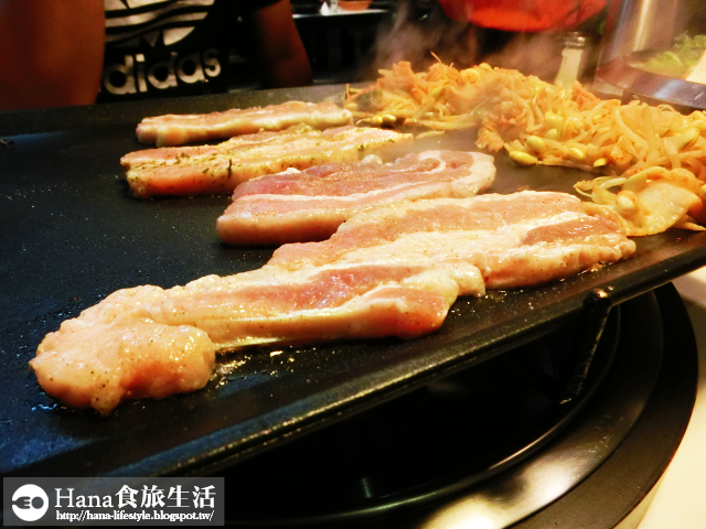 【台北大安】八色烤肉 palsaik | 韓國第一品牌 八種味道五花豬肉 吃到後面有點油膩 生菜、沙拉、泡菜吃到飽 起司炒飯必點