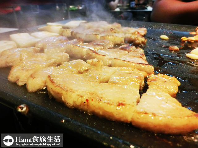 【台北大安】八色烤肉 palsaik | 韓國第一品牌 八種味道五花豬肉 吃到後面有點油膩 生菜、沙拉、泡菜吃到飽 起司炒飯必點