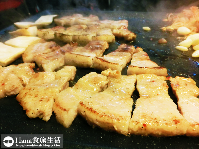 【台北大安】八色烤肉 palsaik | 韓國第一品牌 八種味道五花豬肉 吃到後面有點油膩 生菜、沙拉、泡菜吃到飽 起司炒飯必點