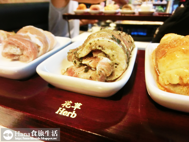 【台北大安】八色烤肉 palsaik | 韓國第一品牌 八種味道五花豬肉 吃到後面有點油膩 生菜、沙拉、泡菜吃到飽 起司炒飯必點