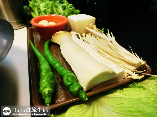 【台北大安】八色烤肉 palsaik | 韓國第一品牌 八種味道五花豬肉 吃到後面有點油膩 生菜、沙拉、泡菜吃到飽 起司炒飯必點