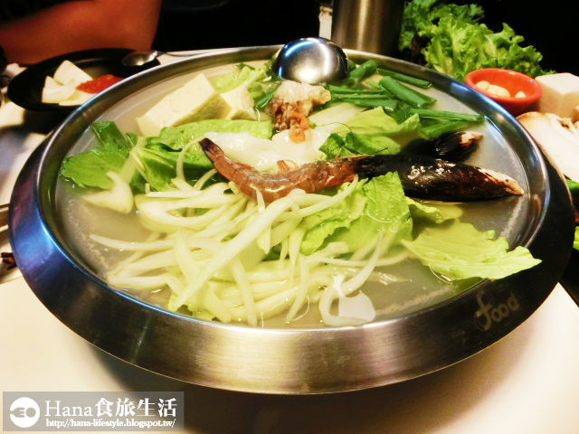 【台北大安】八色烤肉 palsaik | 韓國第一品牌 八種味道五花豬肉 吃到後面有點油膩 生菜、沙拉、泡菜吃到飽 起司炒飯必點