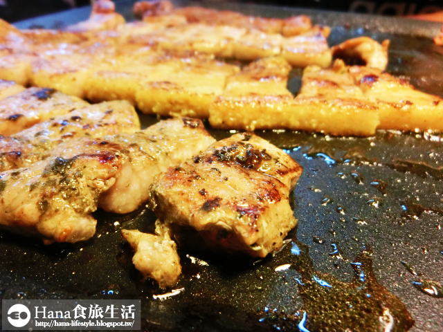 【台北大安】八色烤肉 palsaik | 韓國第一品牌 八種味道五花豬肉 吃到後面有點油膩 生菜、沙拉、泡菜吃到飽 起司炒飯必點