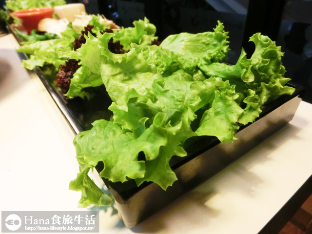 【台北大安】八色烤肉 palsaik | 韓國第一品牌 八種味道五花豬肉 吃到後面有點油膩 生菜、沙拉、泡菜吃到飽 起司炒飯必點