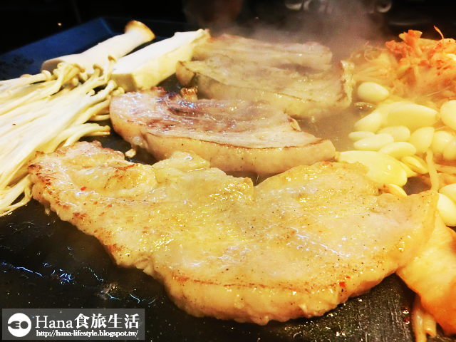 【台北大安】八色烤肉 palsaik | 韓國第一品牌 八種味道五花豬肉 吃到後面有點油膩 生菜、沙拉、泡菜吃到飽 起司炒飯必點