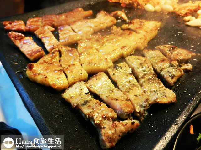 【台北大安】八色烤肉 palsaik | 韓國第一品牌 八種味道五花豬肉 吃到後面有點油膩 生菜、沙拉、泡菜吃到飽 起司炒飯必點